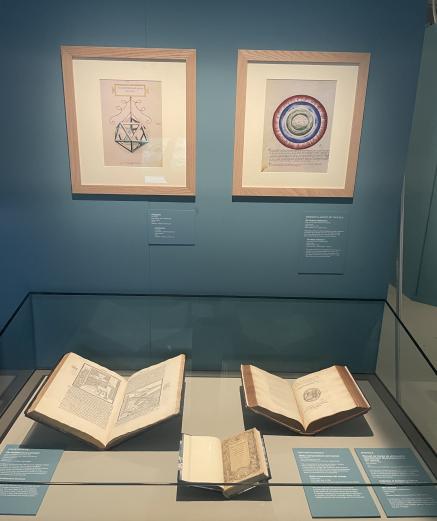 Photographie de la vitrine de l'exposition du Château du Clos Lucé